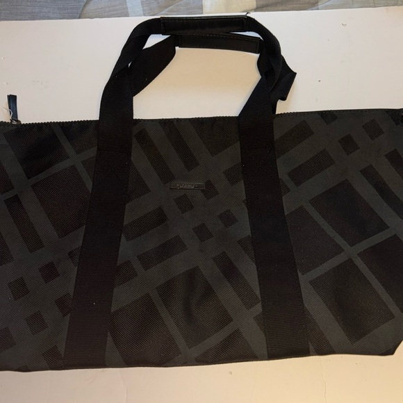 BURBERRY FRAGRANCE DUFFEL BAG BLACK WITH BLOCK DESIGN  FULL ZIPPER NWOTS - Picture 1 of 9